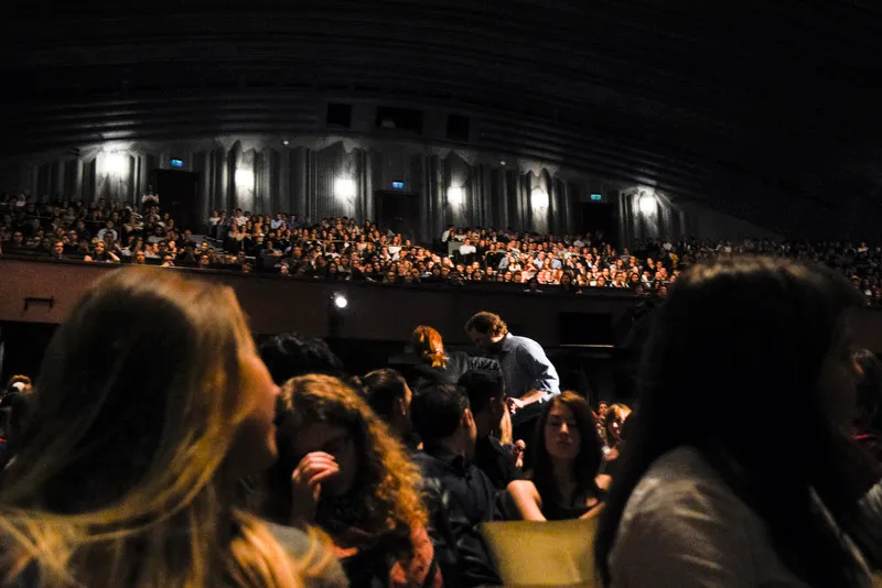 Operakaland - Mester Viktória (Cherubino) és Cser Krisztián (Figaro) távozik a nézőtérről