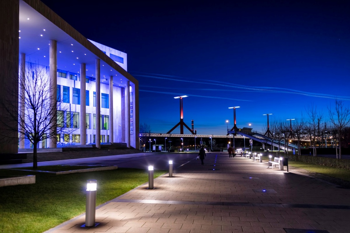 A Ludwig Múzeumnak otthon adó MÜPA épülete éjjel