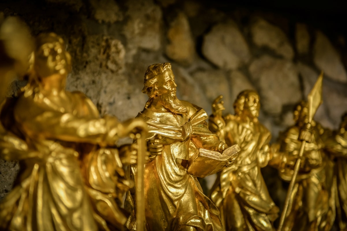 Kinyitni a templom kapuját Kinyitni a templom kapuját