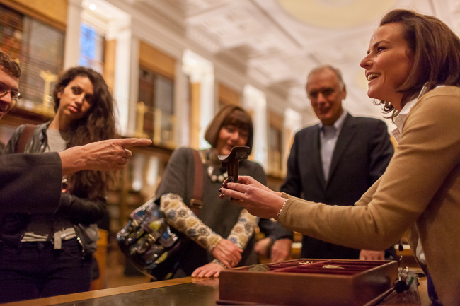 Látogató?Kutatás! 4 - Volunteer running a Hands on desk at the British Museum (Benedict Johnson/British Museum)